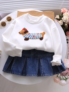 In the autumn of 2024, a family of three children were dressed in a small month-old, 100-day-old mother and daughter's high-end feeling vests with four mouths to fry the high-end street.