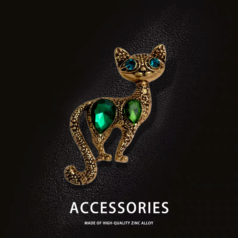 European and American Retro Kitten Inlaid with Green Crystal Brooch, Personalized Animal Brooch, Fashionable Ancient Gold Cat Corsage Accessories