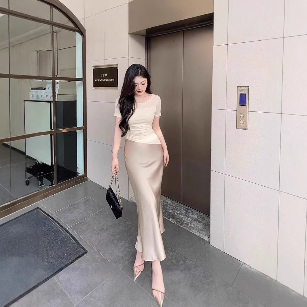 Champagne-colored satin high-end midi skirt for women, new summer 2025 style, satin fishtail skirt, long skirt, imitation acetate midi skirt.