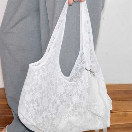 Korean niche design lace shoulder bag, stylish tote bag for women, perfect for travel and commuting, a versatile summer bag.