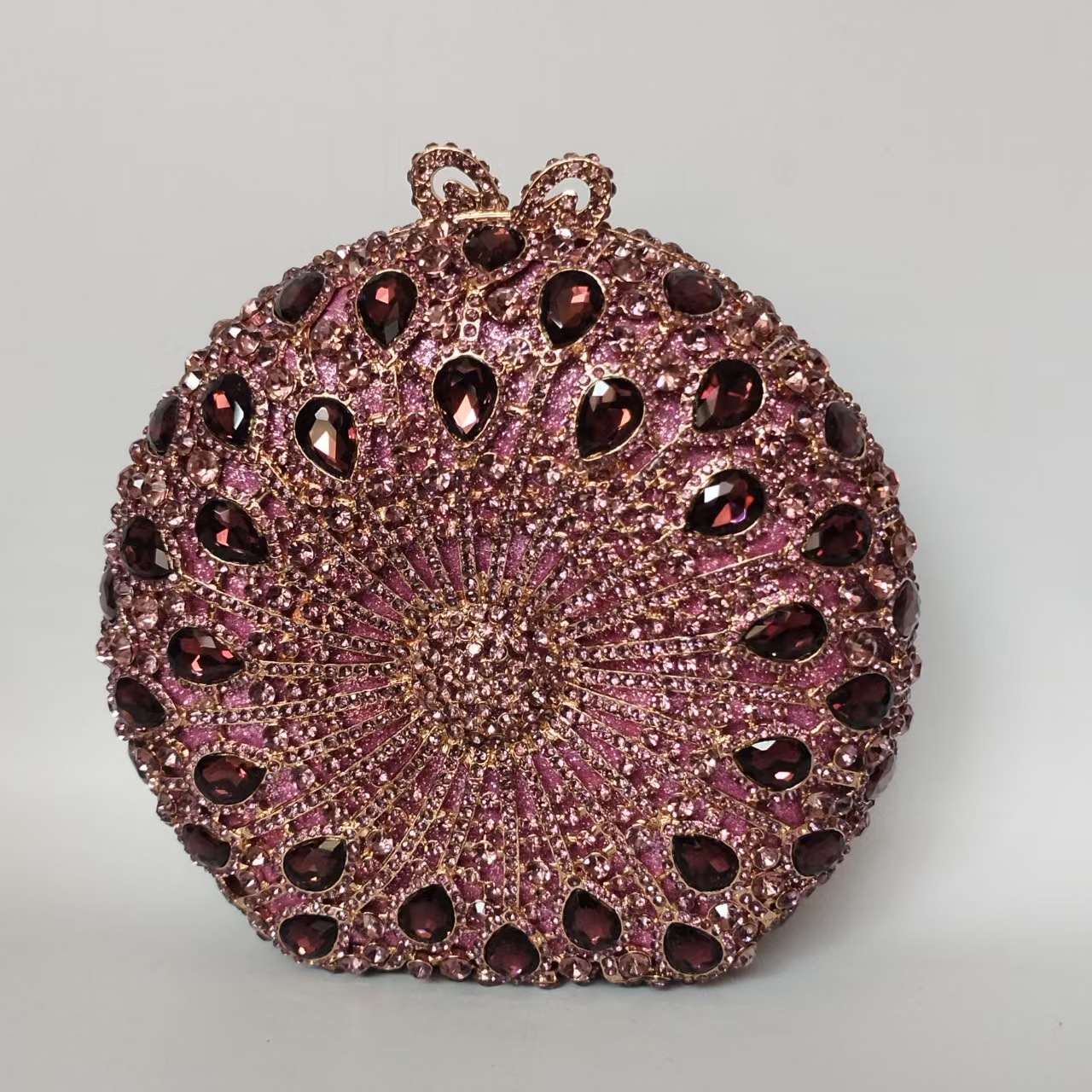 Xiyuan's new rhinestone-encrusted evening bag, perfect for pairing with cheongsam dresses and evening gowns, a crystal rhinestone women's clutch.