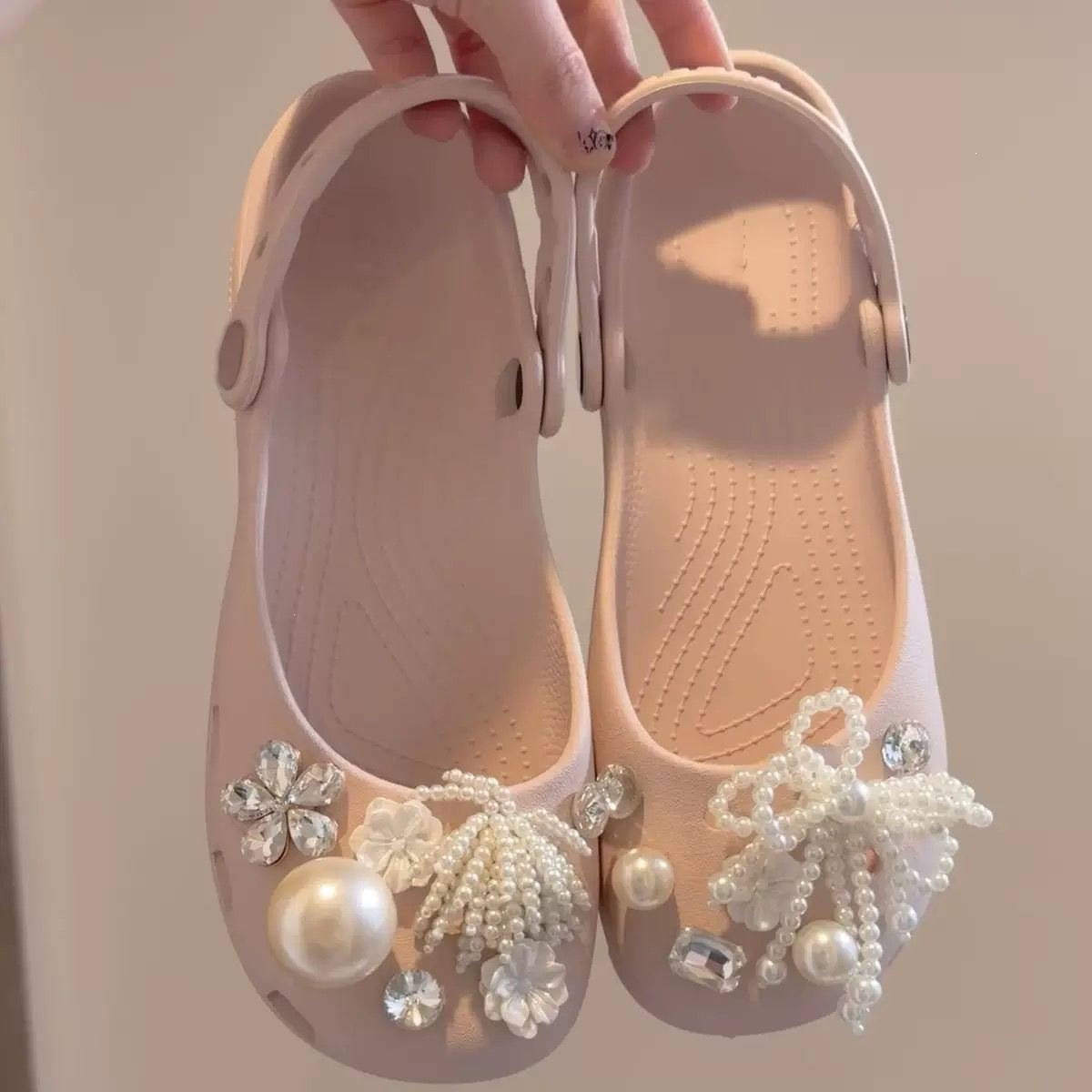 Ballet-style perforated sandals for women, popular with influencers, fashionable and versatile, with soft soles, comfortable for summer, non-slip, suitable for outdoor wear, closed-toe slippers