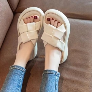 Sandals and slippers women's fashionable outerwear 2024 summer new thick-soled women's shoes high-value high-end sense slippers