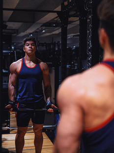 The color is good and the fabric is good cotton slim fit sports vest sleeveless T-shirt muscle men show figure fitness beach travel