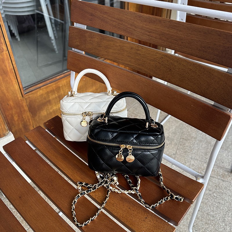 Women's handbag, 2025 new style, Chanel-inspired, high-end quilted crossbody bag, chain strap, box-style, small square makeup bag.