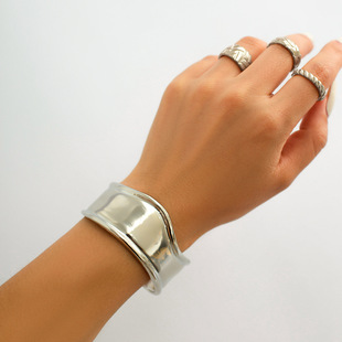 European and American Cross-border Jewelry Hip-hop Style Simple Gloss Irregular Bracelet Women's Personalized Metal Geometric V-Shaped Handpiece