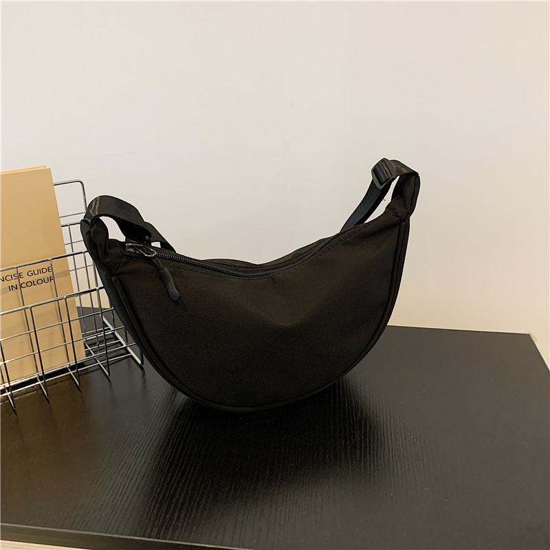 Nylon Crossbody Bag Women's 2023 New Fashionable Dumpling Bag Lightweight Small Satchel Underarm Bag Simple Shoulder Canvas Bag