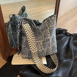 Korean Style 2024 Summer New Style Simple Large Capacity Shoulder Bag Fashionable Retro Crossbody Bag Niche Commuter Tote Bag