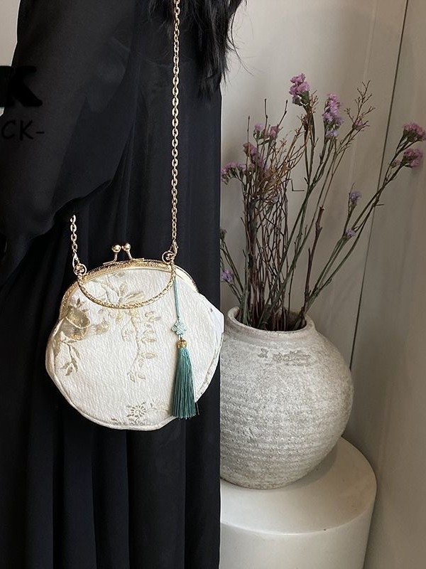 New Chinese style Hanfu-inspired handbag for women, trendy and versatile chain crossbody bag, super popular tote bag with tassel and coin purse.