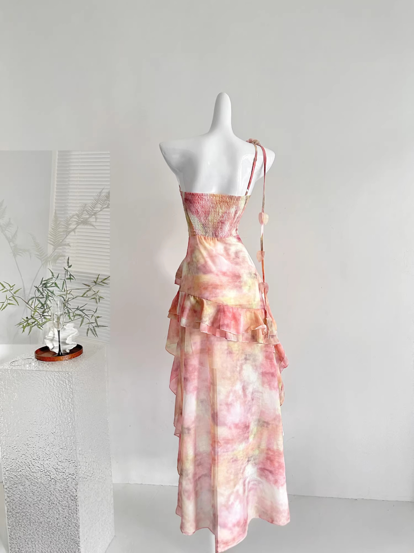 "Xinxing" French-Style Summer Floral Halter Fairy Cake Beach Dress with Ruffled Irregular Waistline