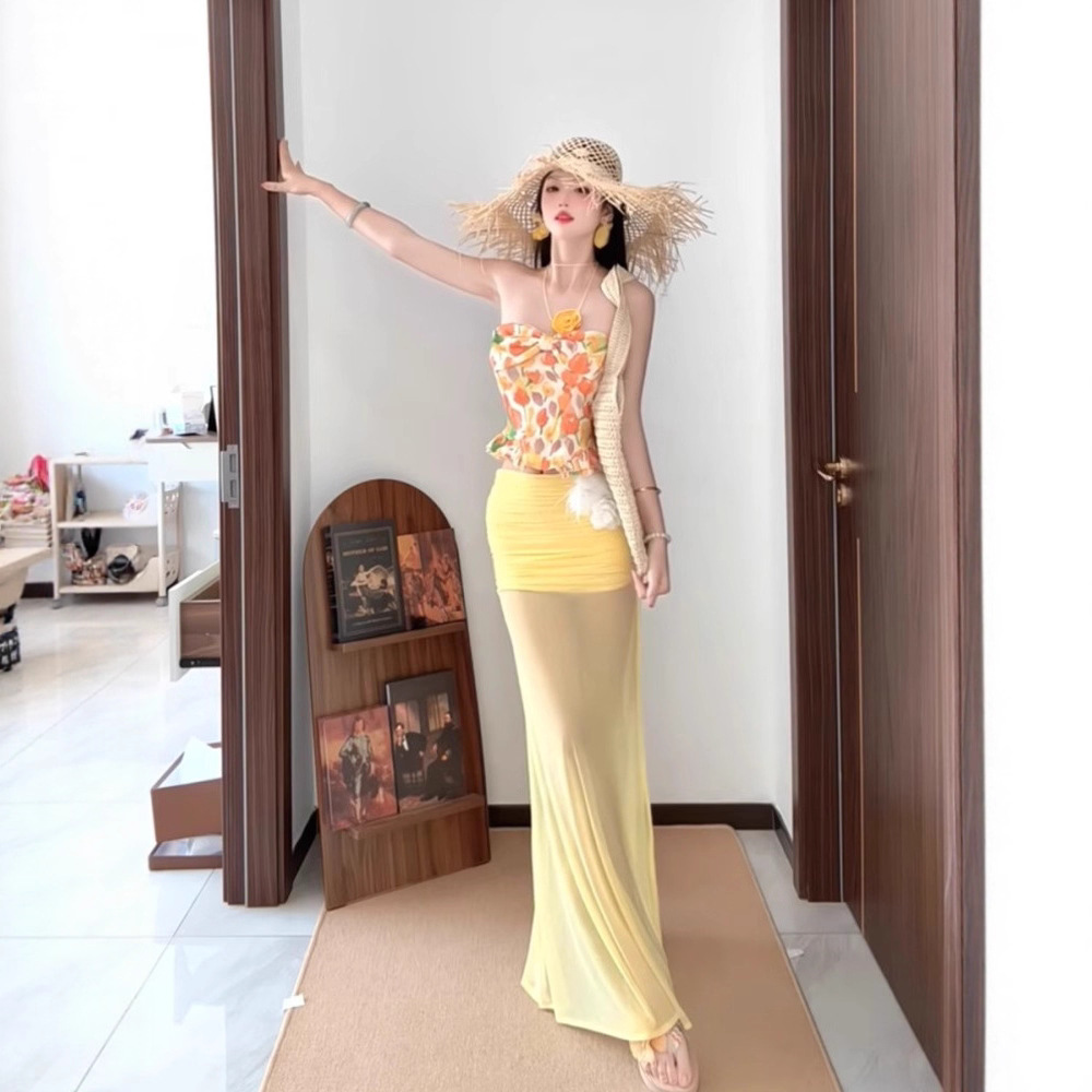 Summer Vacation Style Off-Shoulder Short Tube Top and Skirt Two-Piece Women's Suit, Super Slimming and Hot Girl Suit