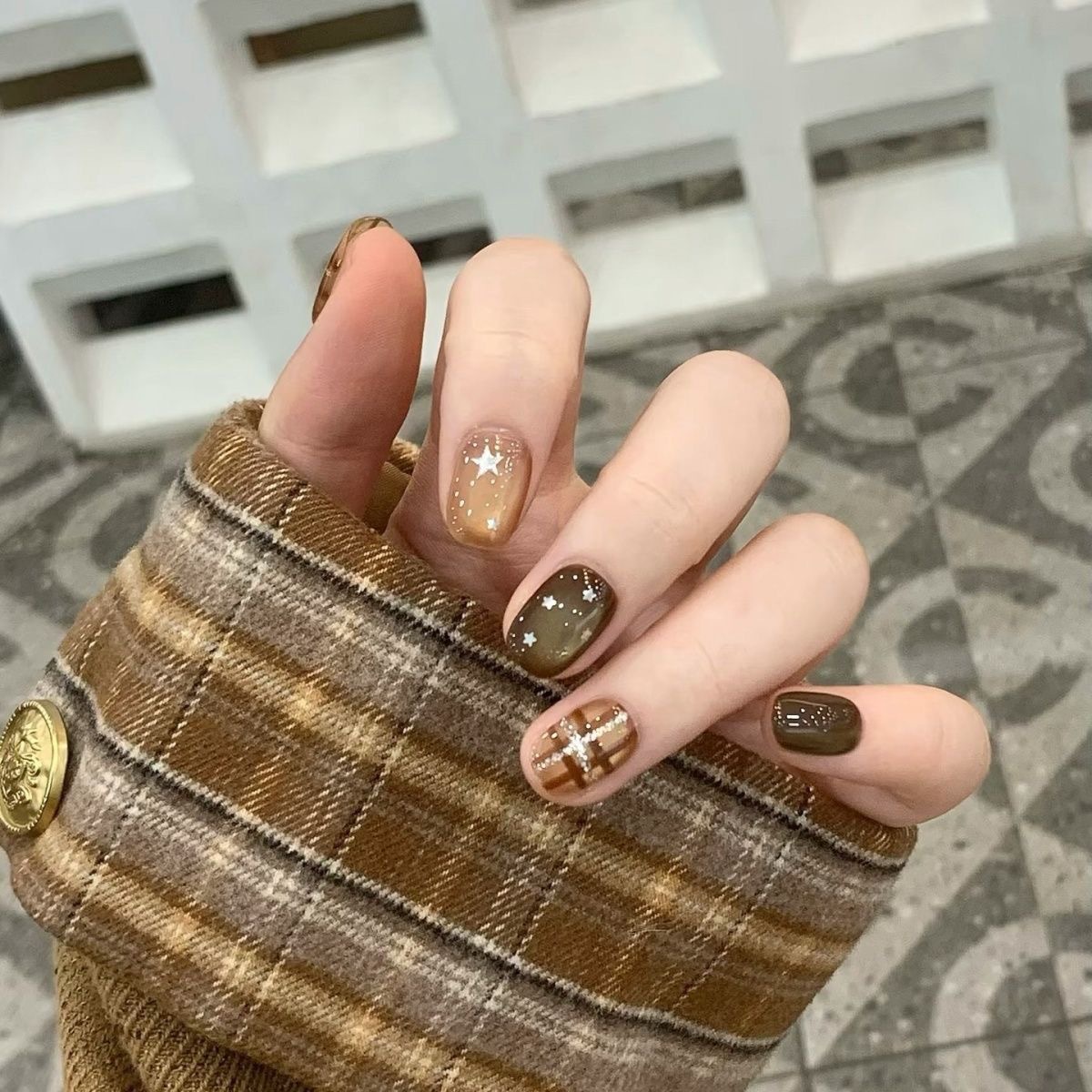 Autumn and winter Maillard orange-brown cat-eye plaid nail art, brightening effect, handmade star design, high-end short press-on nails for students