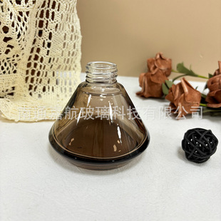 Производитель оптовая продажа 100ML конус треугольная бутылка без огня ароматизированная стеклянная бутылка наполнения ароматизированный контейнер с воронкой в форме бутылки эфирного масла