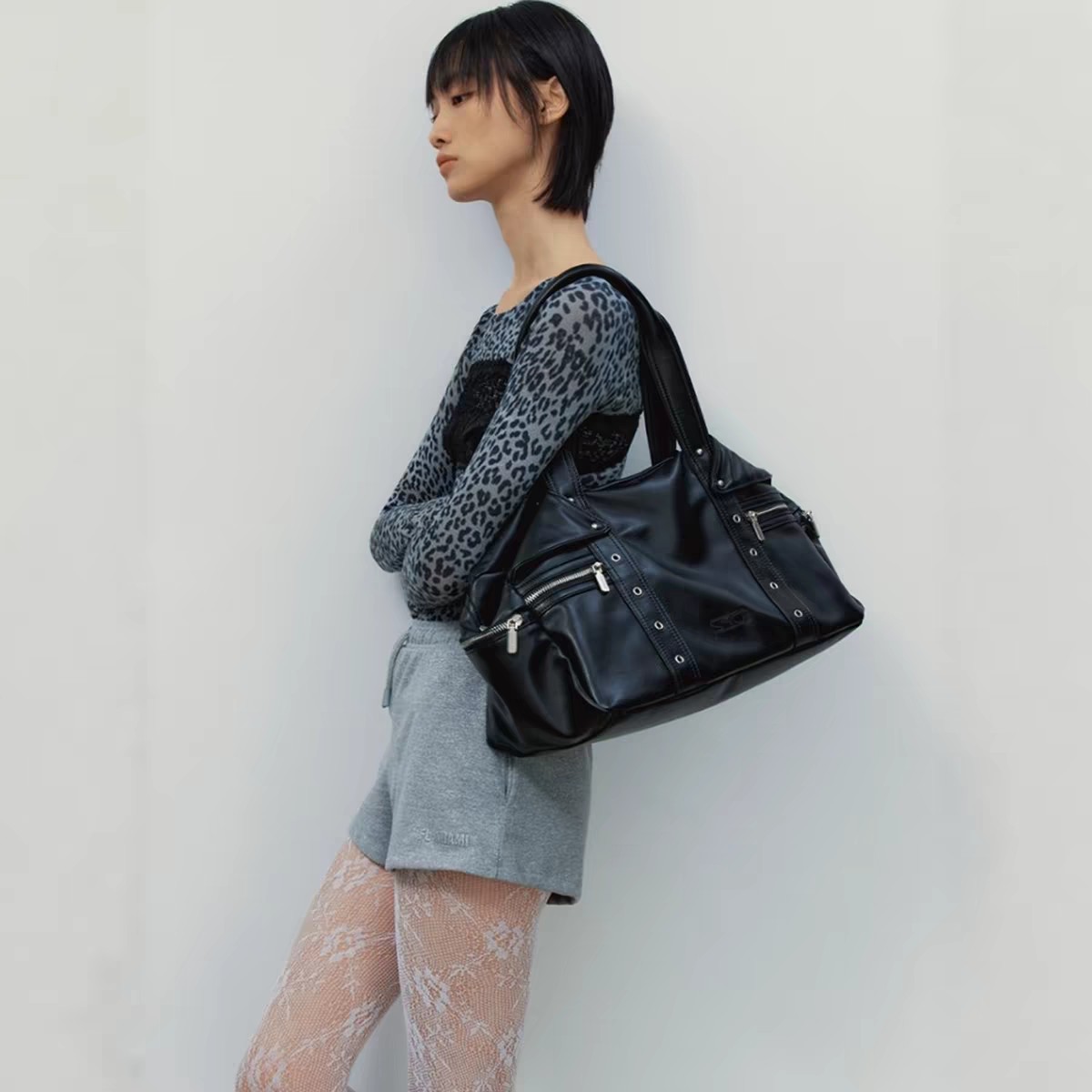 Niche design, as seen on Sun Qian, this Squareline calfskin large-capacity crossbody tote bag exudes a sophisticated motorcycle and Hong Kong style.