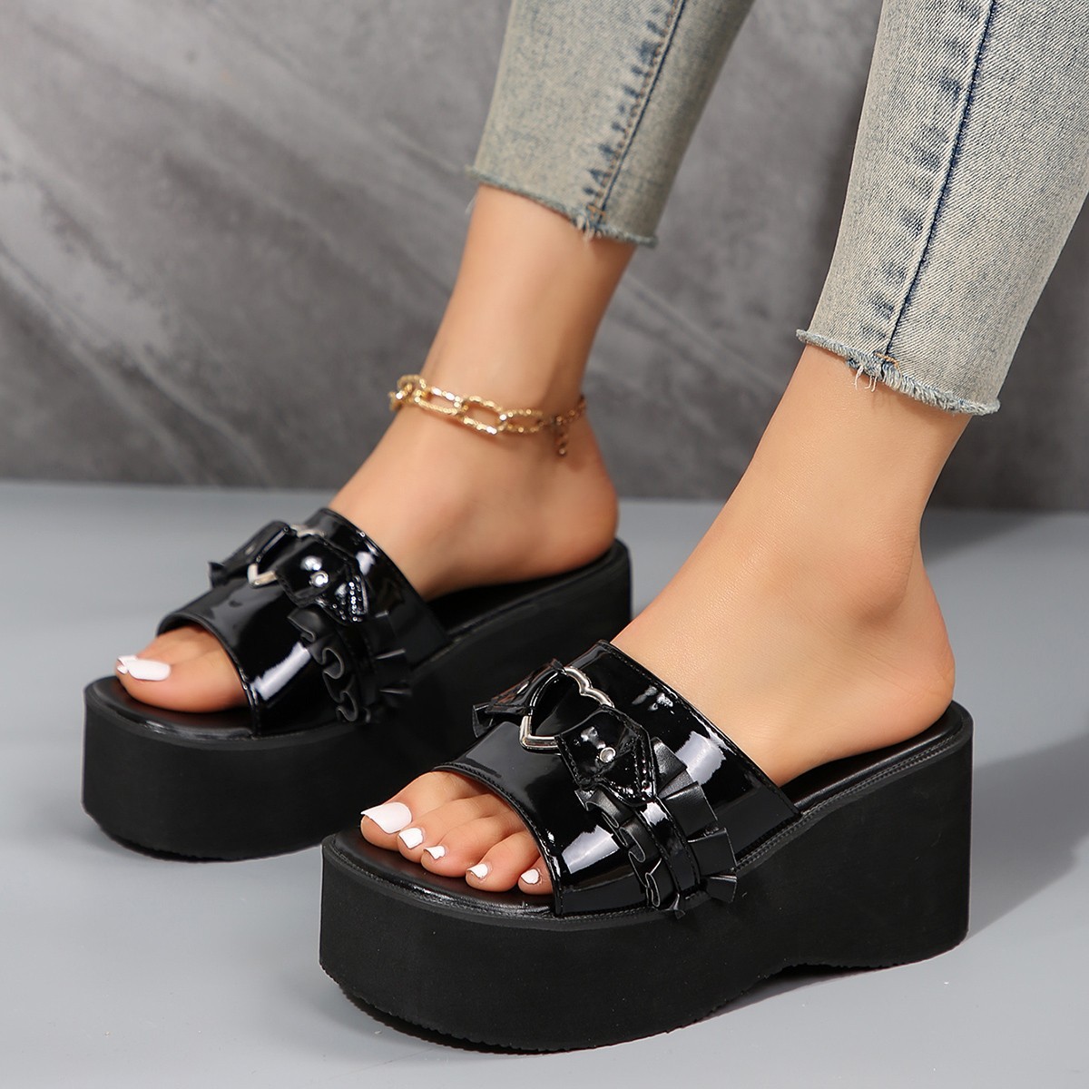 Plus-size beach sandals for women, dark gothic punk style, subculture, platform sole, summer thick-soled slippers.