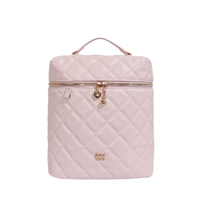 Niche design, fashionable 2026 casual and minimalist backpack, new summer style, unique women's commuter backpack.