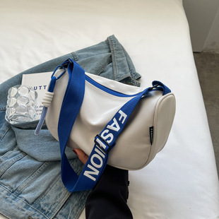 This year's popular super popular niche design bag 2024 new all-match sports style messenger bag nylon cloth dumpling bag