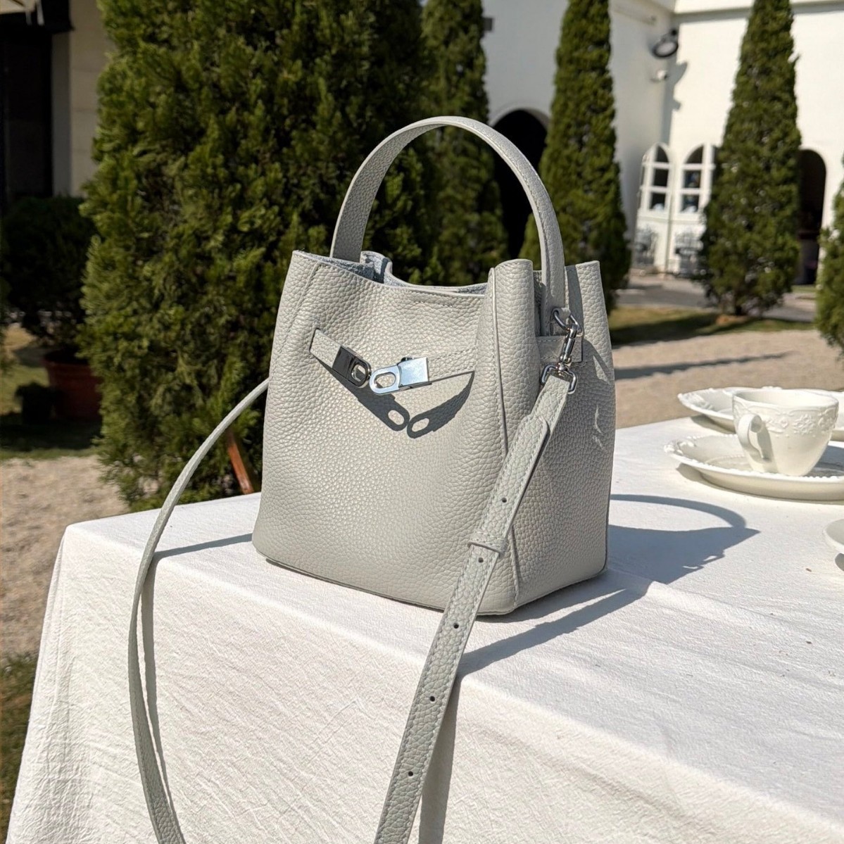 Early Spring Vintage Lock Buckle Top-Grain Leather Bucket Bag, Commuter Genuine Leather Fashion Shoulder Bag, Handbag, Crossbody Bag, Korean Style Small