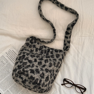 410241 Autumn and Winter Korean Style Fashionable Leopard Print Woolen Underarm Bag Women's Bucket Bag Large Capacity Shoulder Bag