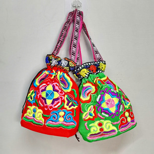 Yunnan ethnic style characteristic embroidery handbag for the elderly and mother portable change mobile phone embroidery bag Yunnan tea bag