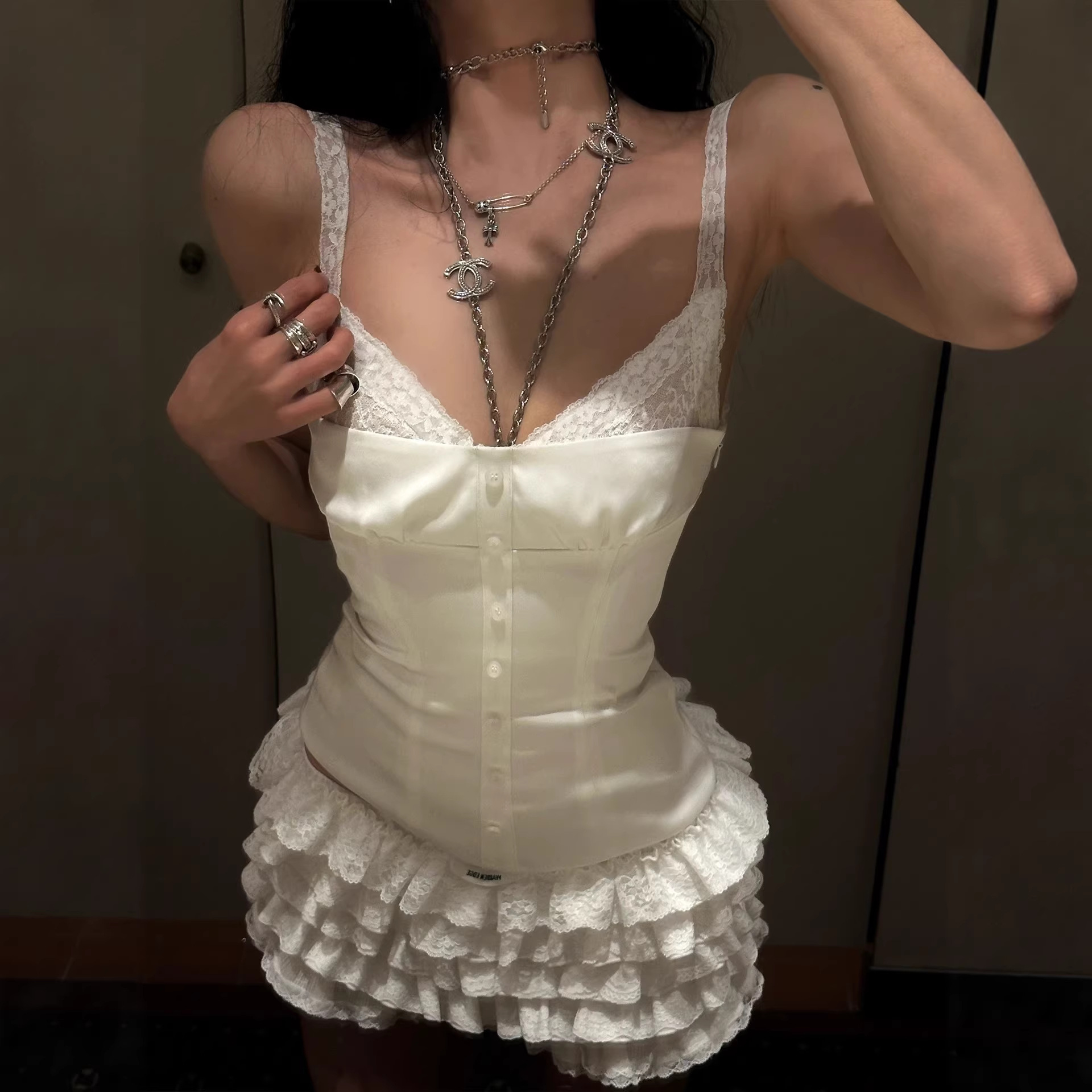 Korean Sweet Style Warden Edge White Lace Vest for Women, Slim Fit, Slimming, Patchwork, Faux Two-Piece Camisole Top