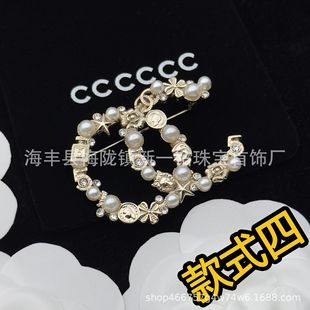 Xiangjia 2023 Новая Классическая Брошь, легкая Роскошная Высококачественная двойная C-образная маленькая ароматная Высококачественная ретро-модель в европейском и американском стиле