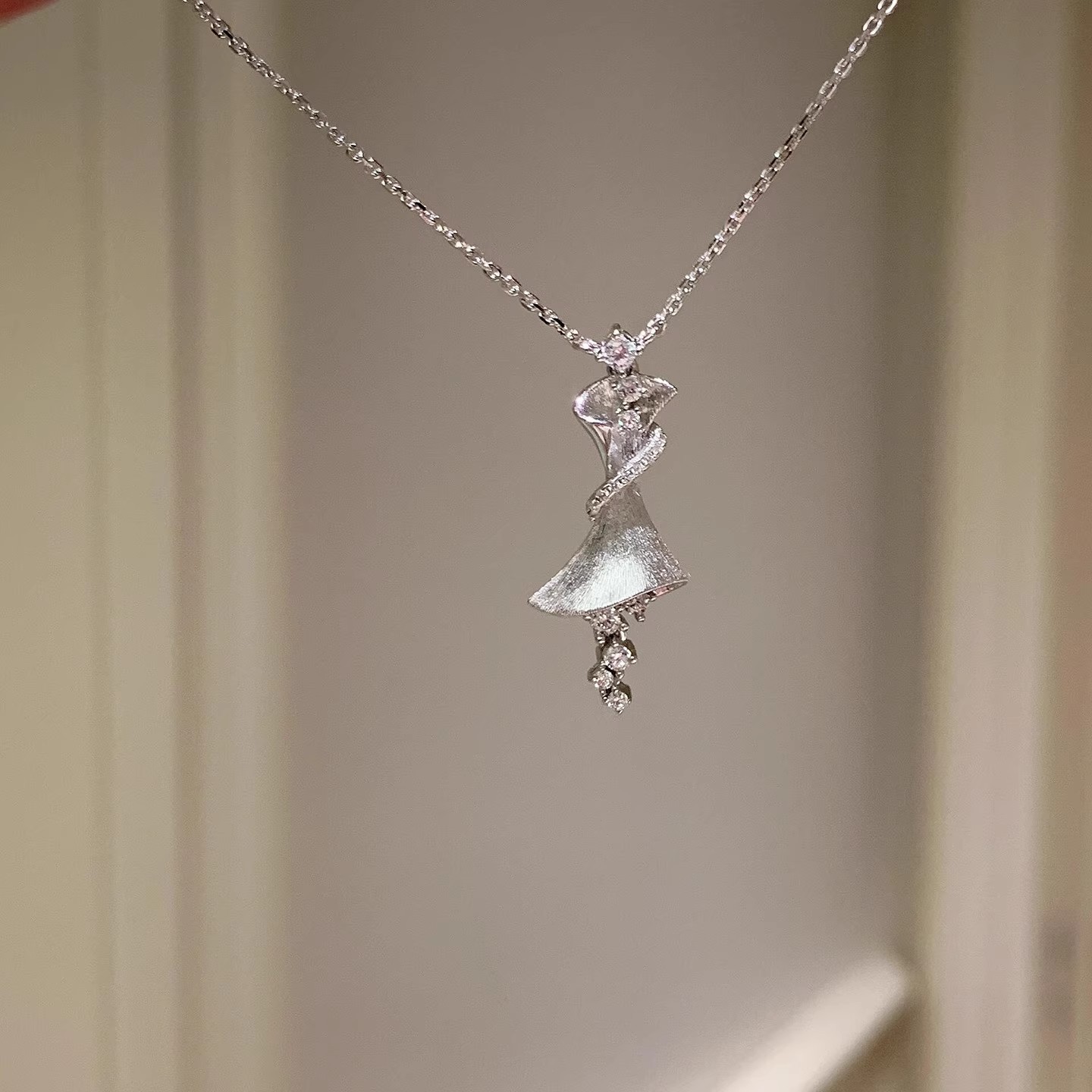 Design-Inspired Silver Brushed Ballet Necklace Accessory for Women, Light Luxury, High-End Fashion, Versatile Collarbone Chain