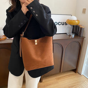 Casual Commuter Large Capacity Retro Large Bag Women's 2025 New Autumn and Winter Crossbody Bag Shoulder Hand Bucket Bag