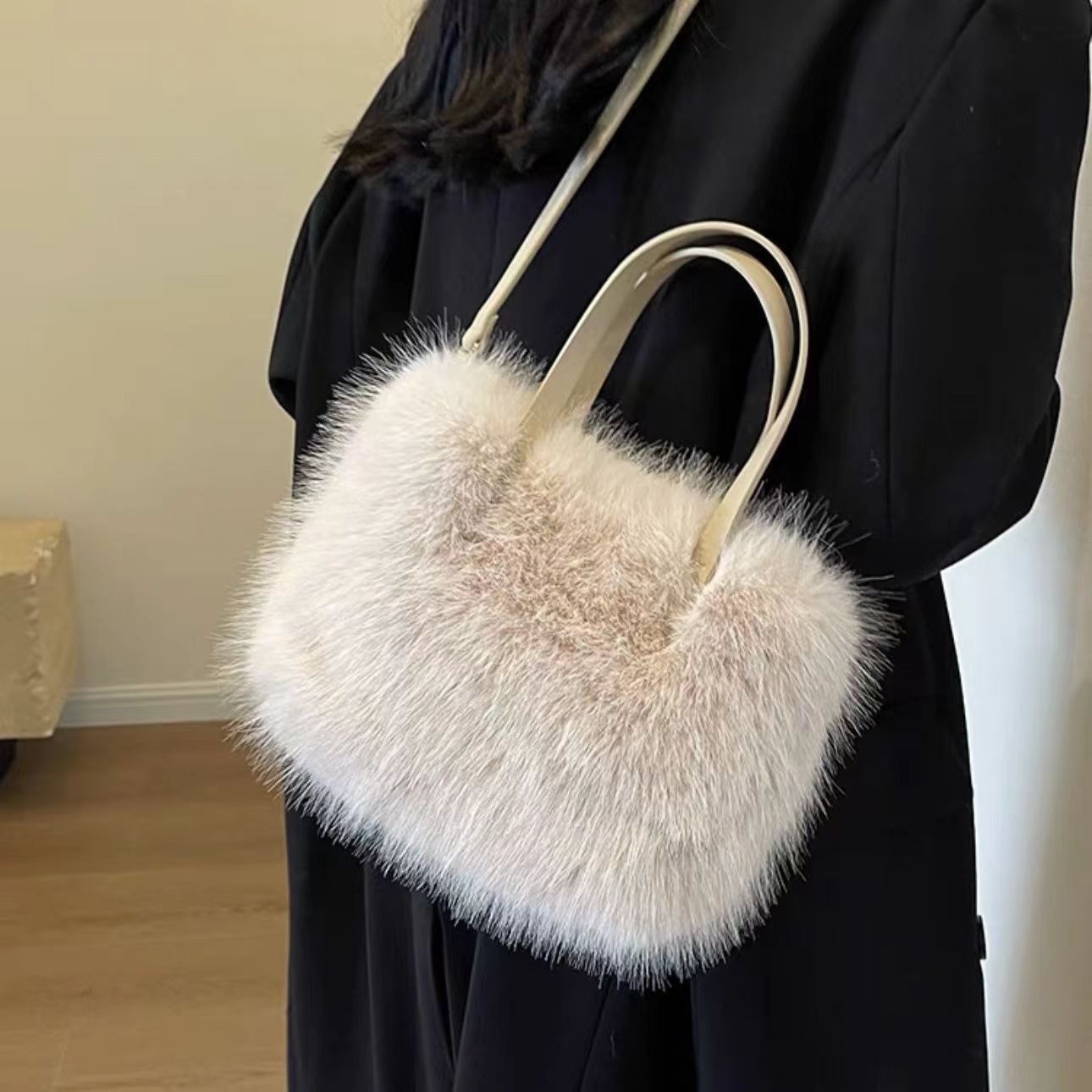 Cross-Border 2025 New Plush Handbag Fashion Pearl Chain Crossbody Bag Ins Internet Celebrity High-Value Small Square Bag