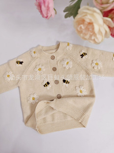 Nordic ins style New 2023 autumn and winter girls' handmade embroidered bee flower knitted cardigan