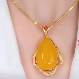 New Water Drops Imitation Agate Pendant Necklace Ice Yellow Beeswax Retro Clavicle Chain High-end Elegant Elegant Holiday Gift
