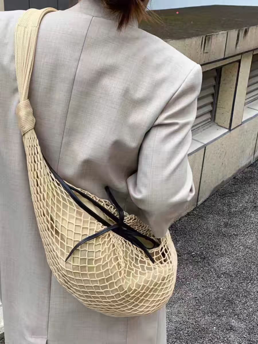New mesh croissant bag/croissant bag with a relaxed, fishnet woven design. A sophisticated, niche shoulder/crossbody dumpling bag.