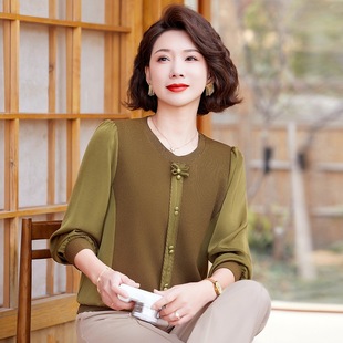 Middle-aged ladies 2025 spring and autumn new leisure age-reducing round neck stitching sweater base coat mother outfit