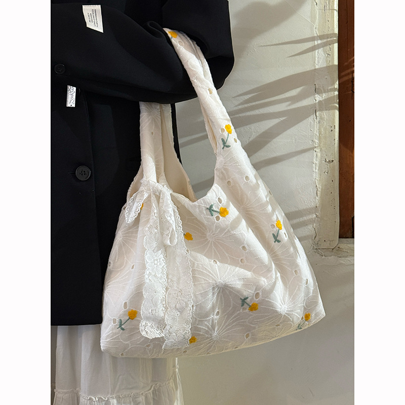 Korean style daisy lace floral canvas bag for women, new large capacity, commuter shoulder tote bag, niche underarm bag.