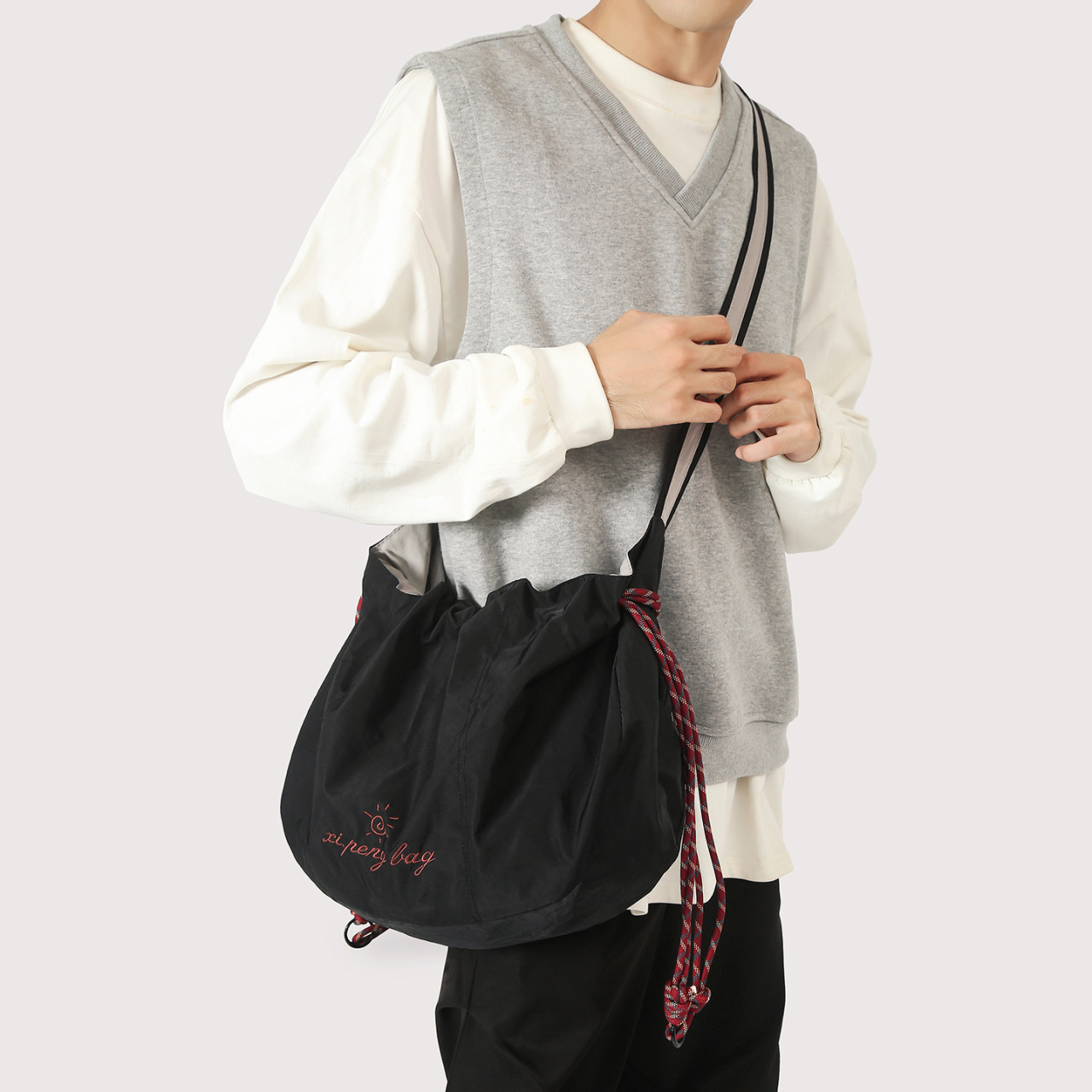 Japanese style drawstring casual crossbody bag for women, 2025 new style, lightweight shoulder bag, large capacity commuting pleated canvas bag.