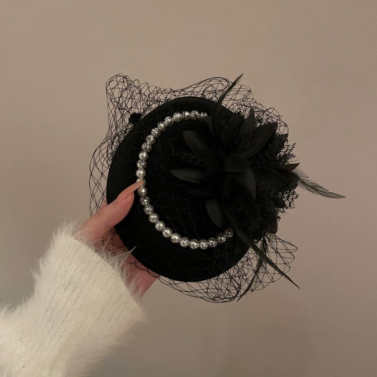 Black Hepburn-style small hat for women, autumn and winter high-end retro Shanghai cheongsam headdress, Republic of China veil, annual party dress