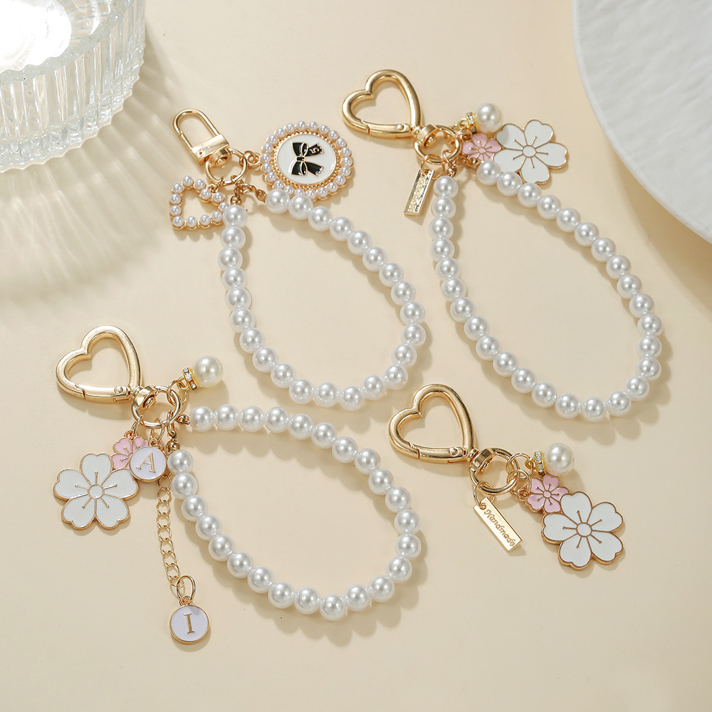 Manufacturer Supplies and Sells Cute Pendants, Flower Petals, Bowknots, Bag Charms, Car Keychains, Beaded Keychains, and Phone Chains