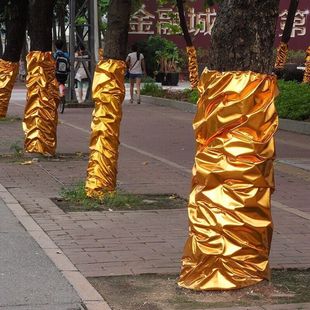 Сценическая золотая ткань, золотая бумага, обернуто, дерево, декоративная ткань, сморщенный ствол, золотой столб, ткань, дерево, обмотка, золотая фольга, бумага, отель, морщинистый