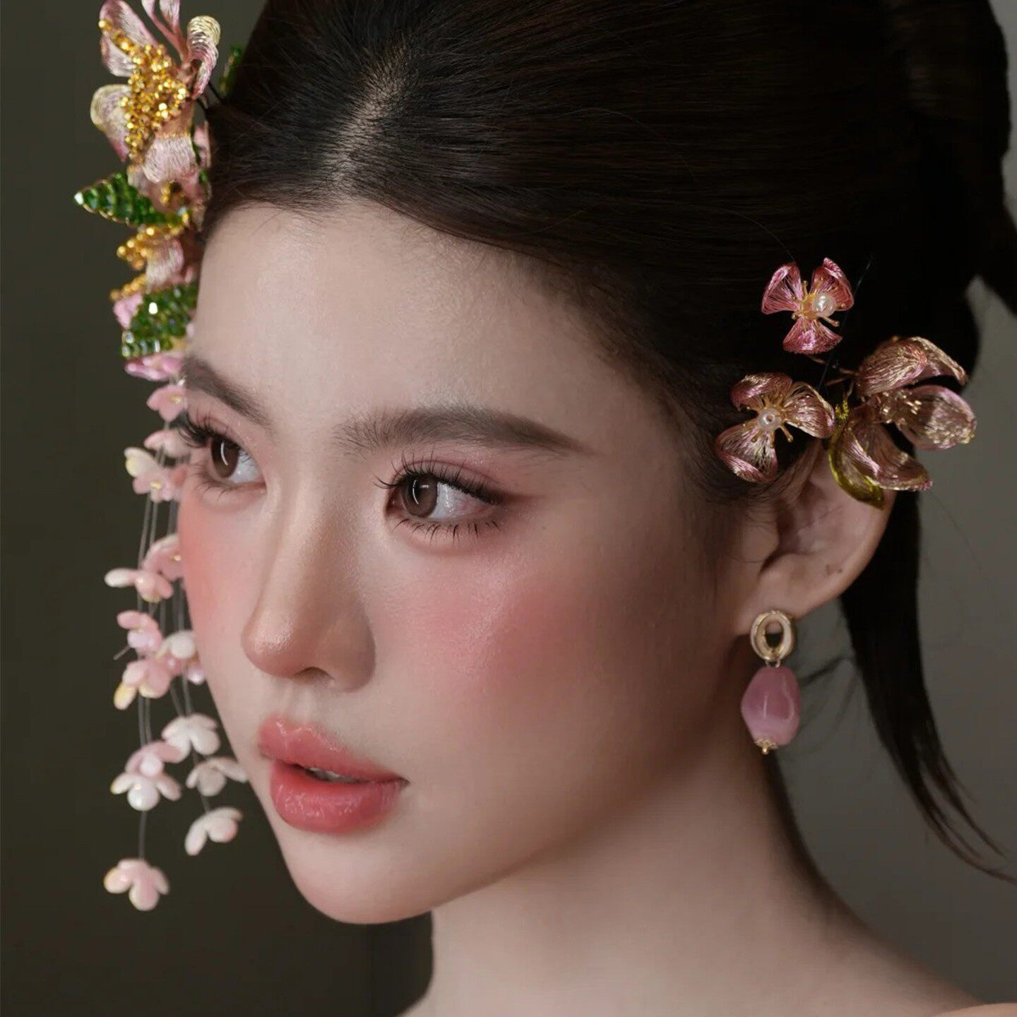 French-Style Vintage Bridal Headpiece, New Chinese-Style Gold Powder Lily of the Valley Flower Tassel Hairpin, Dressing Gown Accessory, High-End Hair Ornament