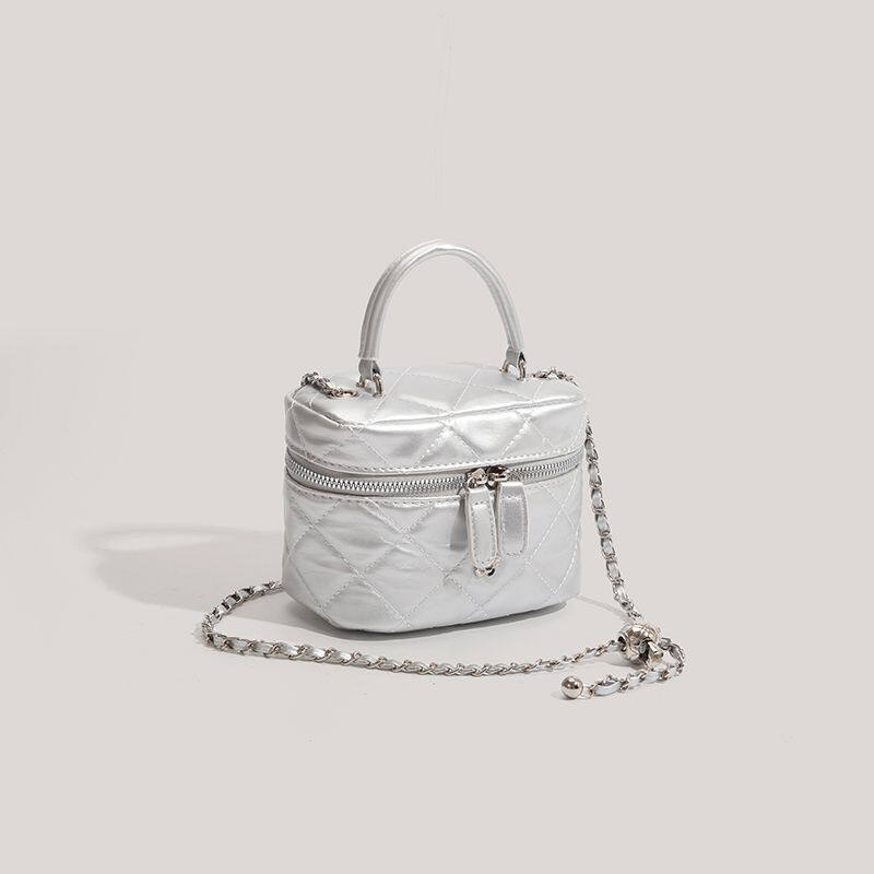 This exquisite mini bag with a Chanel-inspired design is a new summer style. It features a quilted chain strap, making it a versatile and trendy bucket bag.