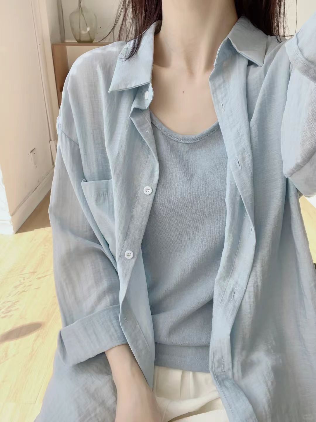 여성을위한 고품질 코튼과 린넨 긴팔 셔츠 봄과 여름 틈새 디자인 게으른 스타일 느슨한 태양 보호 의류 여성 도매