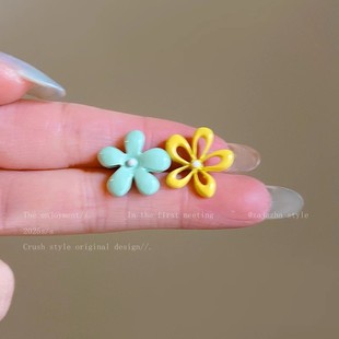 Hollow Contrast Color Flower Earrings Women's Spring Korean Niche Design High-end Ear Studs Sweet Cute Asymmetric Earrings
