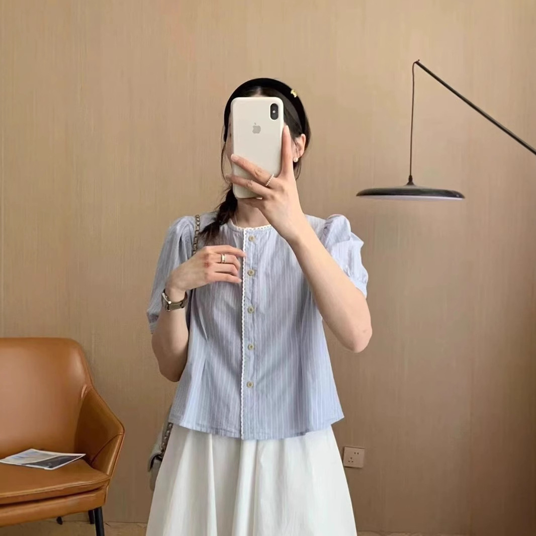 순수 코튼 라이트 블루 세로 줄무늬 코튼 셔츠 여성 짧은 2025 여름 새로운 패션 퍼프 슬리브 탑 트렌디