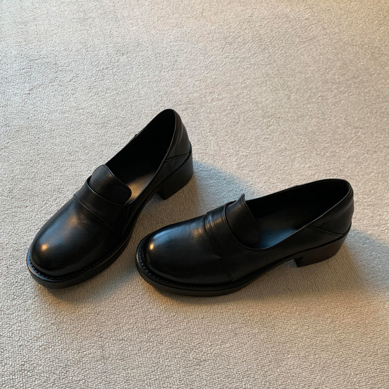 Retro black slip-on leather shoes for women, 2026 autumn new style, versatile, simple, fashionable, British-style loafers