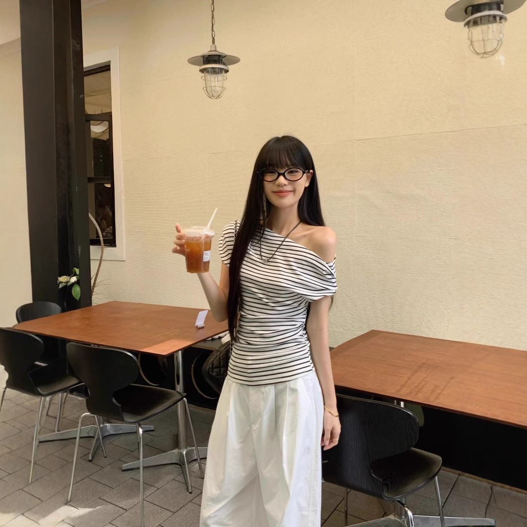 스트라이프 오프 숄더 대각선 칼라 반팔 티셔츠 여성의 여름 새로운 뜨거운 뜨거운 뜨거운 뜨거운 뜨거운 소녀 순수한 바람 얇은 우아한 탑