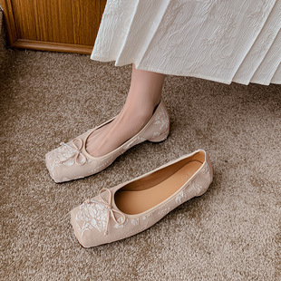 Embroidered Chinese Style Canvas Sheepskin Shallow Mouth Shoes Women's Square Bow Fashionable New Chinese Square Heel Fashion Shoes