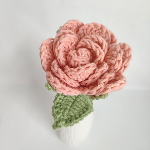 2025 New Finished Hand-woven Bouquet Knitted Wool Flower Finished Bouquet Holding Flowers for Best Friends Couple Gifts