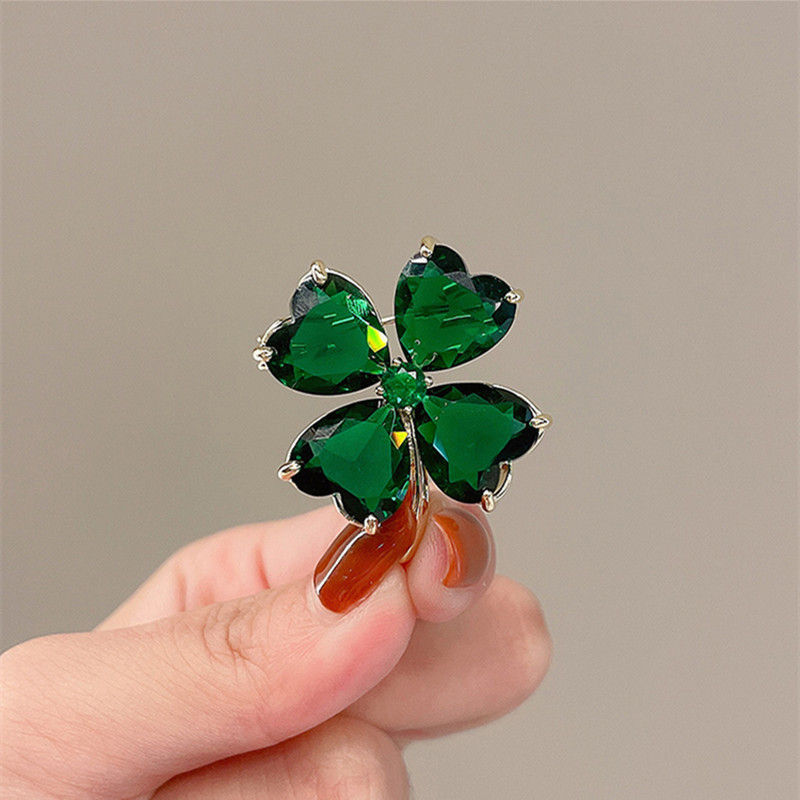 Lucky Symbol Clover brooch high-grade shining emerald crystal temperament pin exquisite niche accessories