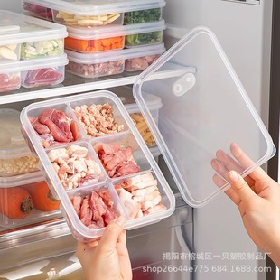 Холодильник с замороженным мясом в коробке для свежего мяса