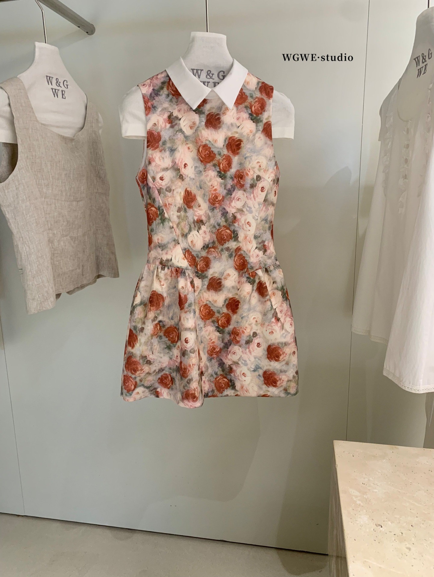 Wgwe Oil Painting Girl Summer French Style Rose Print Lapel Waist-Cinching Sleeveless Dress for Women W9899